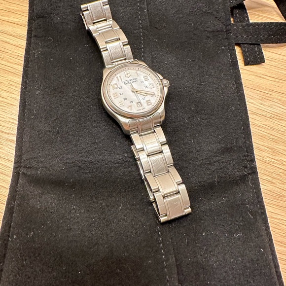 Victorinox Swiss Army women’s watch - Picture 2 of 7